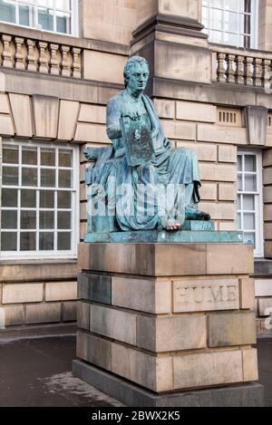 Statue de David Hume dans le Royal Mile Edinburgh, Écosse Banque D'Images