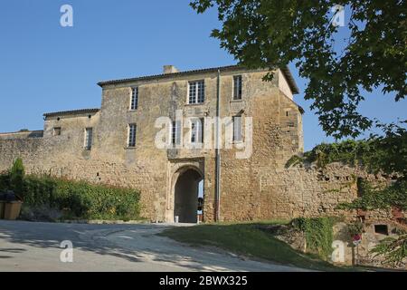 Bâtiments traditionnels en pierre à l'intérieur de la citadelle de Blaye, département de Gironde à Nouvelle-Aquitaine, dans le sud-ouest de la France. Banque D'Images