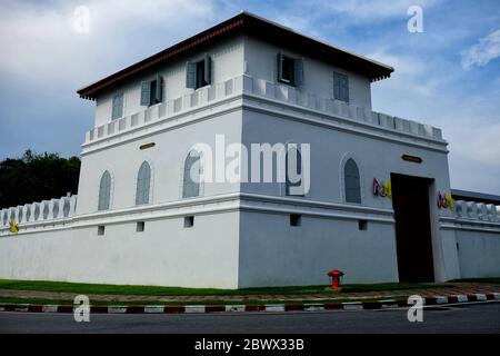 Ancien fort de Phupha Sutha où est un site d'intérêt de Bangkok, Thaïlande. (Texte de traduction sur le panneau sont « fort Name in Thai ») Banque D'Images