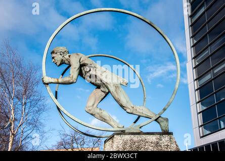 Sculpture de locomotion à l'extérieur de Buchanan House, rue Port Dundas, Glasgow, Écosse Banque D'Images