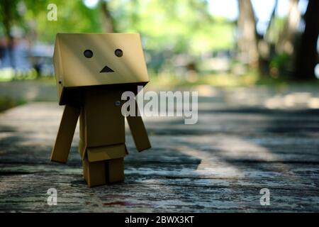 BANGKOK, THAÏLANDE - 21 OCTOBRE 2018 : figure d'anime Danboard debout sur l'ancienne table en bois du parc. C'est la célèbre série de mangas humoristiques japonais. Banque D'Images