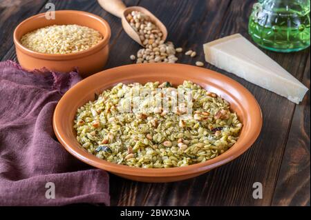 Portion de salade de pâtes orzo avec ingrédients Banque D'Images