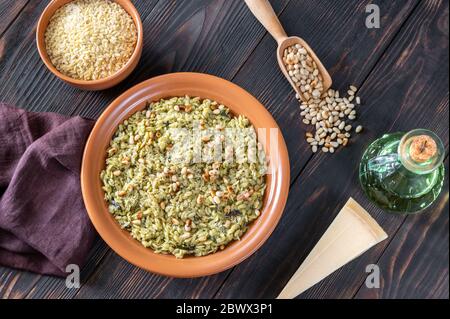 Portion de salade de pâtes orzo avec ingrédients Banque D'Images