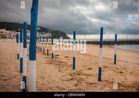 Paysage de la plage de Sesimbra - Portugal - par une journée de débordement Banque D'Images