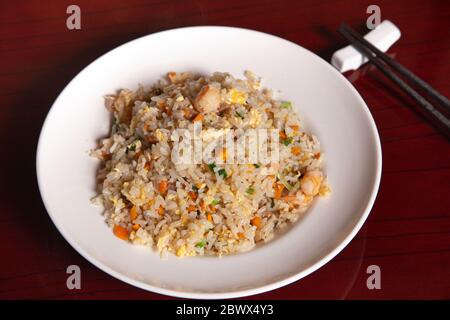 Plat typique de la gastronomie chinoise. Riz cantonais. Image isolée Banque D'Images