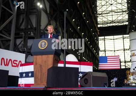 KENNEDY SPACE CENTER, États-Unis -- 30 mai 2020 -- le président Donald Trump s'exprime à l'intérieur du bâtiment d'assemblage de véhicules après le lancement d'un Falcon SpaceX Banque D'Images