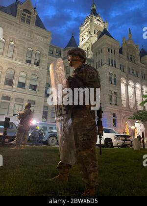 Un aviateur de la Garde nationale bloque l'accès au bâtiment du Capitole de l'État de l'Utah lors d'un rassemblement à la suite de la mort de George Floyd le 30 mai 2020 à Salt Lake City, Utah. Floyd a été étouffé par la police à Minneapolis, ce qui a entraîné des manifestations qui ont balayé le pays. Banque D'Images