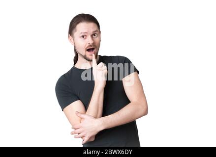 Portrait d'un homme surpris en studio sur fond blanc. Banque D'Images