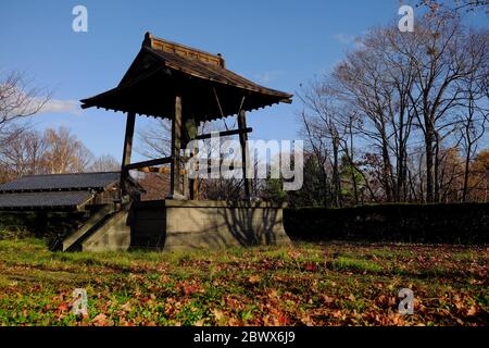 Ancien Bell Hall dans le sanctuaire japonais. Banque D'Images