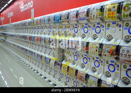 SAPPORO, JAPON - 11 NOVEMBRE 2019: Machine de vente de Gashapon ou de gachaponon qui est célèbre distributeur de jouets en capsule distribué au Japon. Banque D'Images
