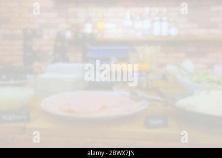 Résumé petit déjeuner blanc flou dans le fond intérieur du café-restaurant. Banque D'Images