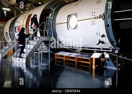 TOMAKOMAI, JAPON - 16 NOVEMBRE 2019: Union soviétique station spatiale de sauvegarde Mir au musée des sciences de Tomakomai où est un centre scientifique agréable où est une famille Banque D'Images