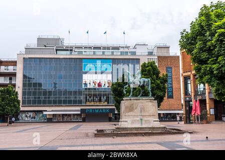 Coventry City/ Royaume-Uni- 3 juin 2020: Centre-ville de Coventry Statue de la Dame Godiva avec bâtiment Primark. Fermeture de Primark en raison du verrouillage de Covid19. Banque D'Images