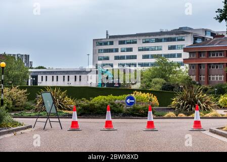 Coventry Ciy/ Royaume-Uni - 3 juin 2020 : cônes de trafic orange dans le centre-ville de Coventry en raison des travaux routiers. Cônes de signalisation avec équipement lourd Banque D'Images