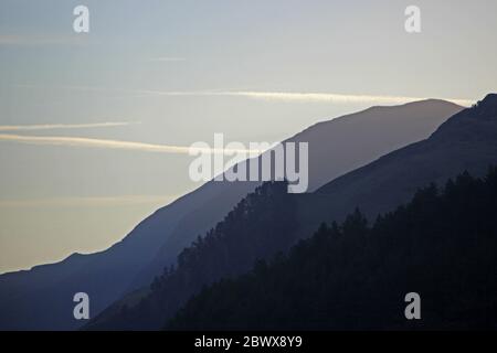 Lever de soleil sur les montagnes en direction du lac de Tal y Llyn et de Cadair Idris, Abergnolwyn, pays de Galles Banque D'Images