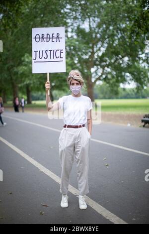 Hyde Park, Londres, Angleterre. 3 juin 2020. Des gens protestent à Hyde Park en solidarité avec Black Lives Matter et la mort du citoyen américain non armé, George Floyd, qui a été tué alors qu'il était sous la garde de la police de Minneapolis. (Photo de Sam Mellish / Alamy Live News) Banque D'Images