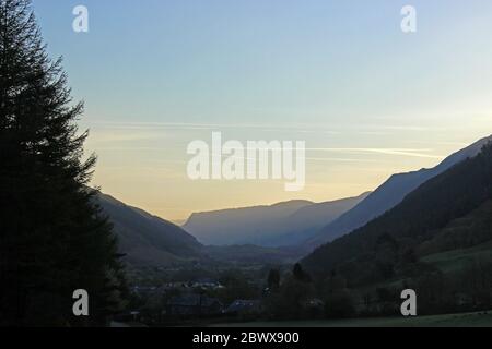 Lever de soleil sur les montagnes en direction du lac de Tal y Llyn et de Cadair Idris, Abergnolwyn, pays de Galles Banque D'Images