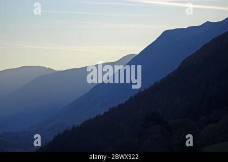 Lever de soleil sur les montagnes en direction du lac de Tal y Llyn et de Cadair Idris, Abergnolwyn, pays de Galles Banque D'Images