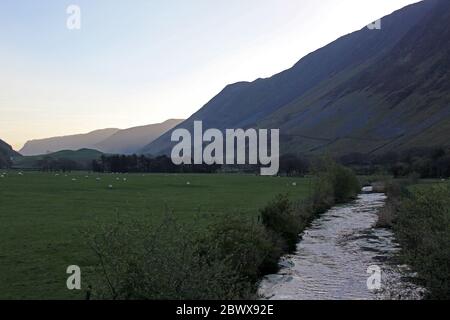 Lever de soleil sur les montagnes en direction du lac de Tal y Llyn et de Cadair Idris, Abergnolwyn, pays de Galles Banque D'Images