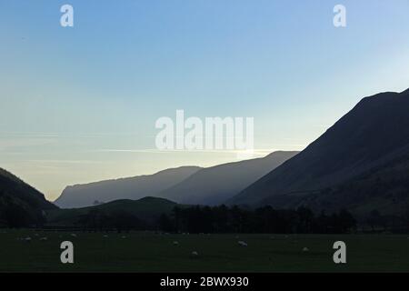 Lever de soleil sur les montagnes en direction du lac de Tal y Llyn et de Cadair Idris, Abergnolwyn, pays de Galles Banque D'Images