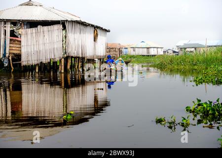 Afrique, Afrique de l'Ouest, Bénin, Lac Nokoue, Ganvié. Pirogues dans les rues aquatiques de la ville de Ganvié, au bord du lac. Banque D'Images