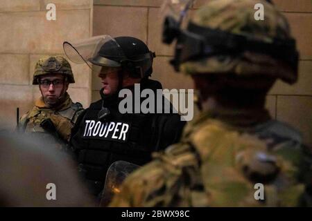 Les gardes nationaux du Nebraska bloquent l'accès au bâtiment du Capitole de l'État après des jours de manifestations et d'émeutes à la suite de la mort de George Floyd le 31 mai 2020 à Lincoln, Nebraska. Floyd a été étouffé par la police à Minneapolis, ce qui a entraîné des manifestations qui ont balayé le pays. Banque D'Images