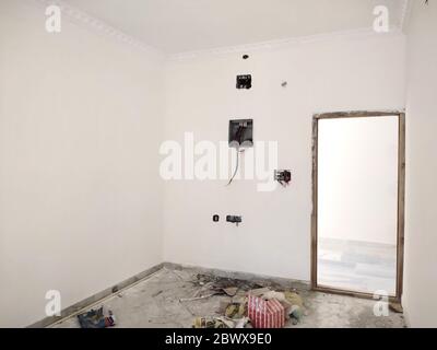 boîtier de raccordement électrique en acier non fini sur mur en brique blanche. Travaux d'installation électrique domestique, réparation de câblage domestique. Mettez à niveau le système d'alimentation dans le Banque D'Images