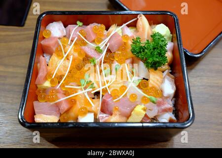 Fruits de mer Sashimi mélangés sur un bol de riz, une célèbre recette japonaise. Banque D'Images