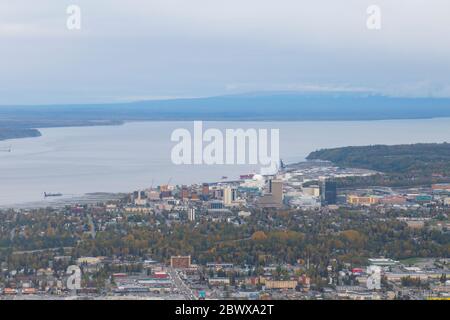 Vue aérienne du centre-ville d'Anchorage et du port sur Knik Arm depuis un avion de décollage à Anchorage, Alaska, AK, États-Unis. Banque D'Images