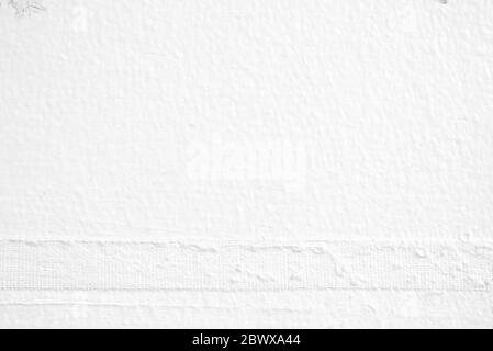 Ruban adhésif abîmé sur fond de mur en béton blanc. Banque D'Images