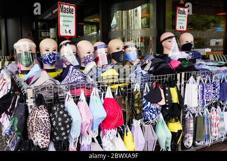 Dortmund, Allemagne, 3.6.2020: Une sélection de masques buccaux, nasaux et faciaux et de boucliers protecteurs pour la protection contre le virus corona est offerte sur un stand de vente. --- Dortmund, 3.6.2020: An einem Verkaufsstand wird eine Auswahl an Mund-Nasenschutz-, Atemschutzmasken und Schutzschilde zum Schutz gegen das Corona-virus angeboten. Banque D'Images