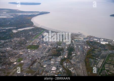 Vue aérienne du centre-ville d'Anchorage et du port sur Knik Arm depuis un avion de décollage à Anchorage, Alaska, AK, États-Unis. Banque D'Images