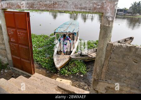 Afrique, Afrique de l'Ouest, Bénin, Lac Nokoue, Ganvié. Pirogue à deux pas et son pilote sur le lac Nokoue, qui abrite la ville de Ganvié, au bord du lac. Banque D'Images