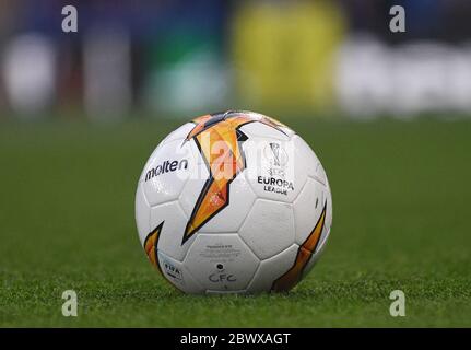 LONDRES, ANGLETERRE - 18 AVRIL 2019 : ballon de match officiel de la finale de l'Europa League 2018/19 photographié avant la deuxième partie du match des quarts de finale de l'UEFA Europa League 2018/19 entre Chelsea FC (Angleterre) et SK Slavia Praha (République tchèque) au pont Stamford. Banque D'Images