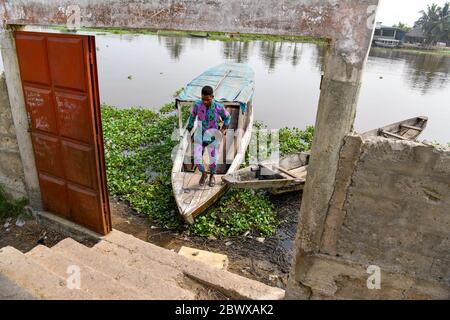Afrique, Afrique de l'Ouest, Bénin, Lac Nokoue, Ganvié. Pirogue à deux pas et son pilote sur le lac Nokoue, qui abrite la ville de Ganvié, au bord du lac. Banque D'Images