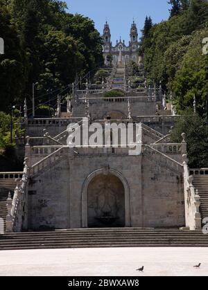 Vaste escalier au Sanctuaire de Nossa Senhora dos Remedios à Lamego sur la colline de Saint-Etienne, une importante église de pèlerinage au Portugal Banque D'Images