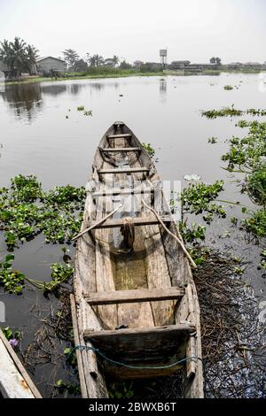 Afrique, Afrique de l'Ouest, Bénin, Lac Nokoue, Ganvié. Pirogue sur le lac Nokoue, qui abrite la ville de Ganvié, au bord du lac. Banque D'Images