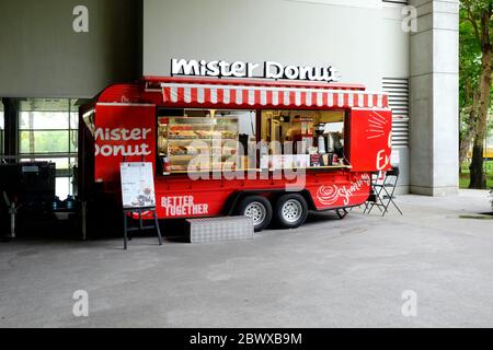 BANGKOK, THAÏLANDE - 11 FÉVRIER 2020 : camion alimentaire Mister Donut à l'Université de Bangkok. Monsieur Donut est célèbre franchise donut en Thaïlande. C'est la fonderie Banque D'Images