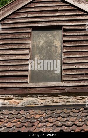 vue rapprochée sur le sommet d'une ancienne cabine en bois dans la forêt Banque D'Images