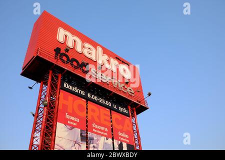 BANGKOK, THAÏLANDE - 25 MARS 2020 : panneau de service alimentaire Makro avec Blue Sky. Makro est un célèbre centre de vente en gros en Thaïlande où est exploité par Siam Ma Banque D'Images