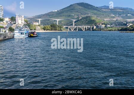 Ponts en béton et routes sur le Douro près de Peso da Régua au nord du Portugal Banque D'Images