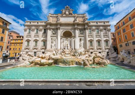 La merveilleuse fontaine de Trevi (Fontana di Trevi) à Rome par un beau temps, en Italie. Banque D'Images