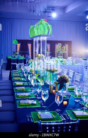 Une table longue pour un mariage ou un événement social dans la salle de bal, orchidée et pièce centrale de lucite verte Banque D'Images