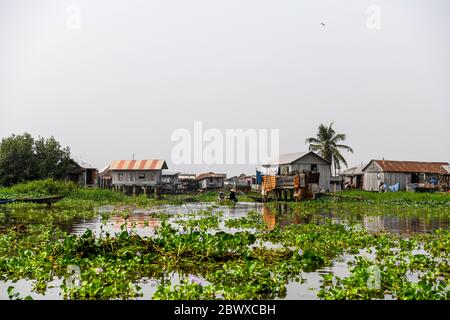Afrique, Afrique de l'Ouest, Bénin, Lac Nokoue, Ganvié. Pirogues dans les rues aquatiques de la ville de Ganvié, au bord du lac. Banque D'Images