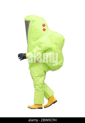 homme avec combinaison de protection jaune anti-contagion et respirateur automatique sur fond blanc Banque D'Images
