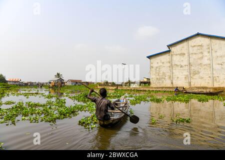 Afrique, Afrique de l'Ouest, Bénin, Lac Nokoue, Ganvié. Pirogues dans les rues aquatiques de la ville de Ganvié, au bord du lac. Banque D'Images