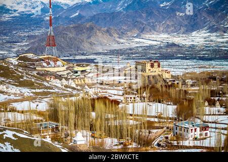 Stok Palace dans les montagnes enneigées du Ladakh, Jammu et Cachemire, Inde. L'architecture du palais Stok est un mélange parfait de tradition et de contemporain. Banque D'Images