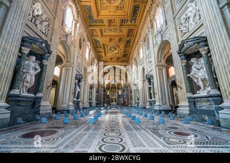 Vue intérieure de la basilique Saint-Jean-Latran (San Giovanni in Laterano) à Rome, Italie. Banque D'Images