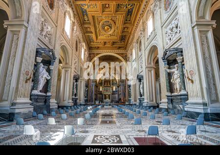 Vue intérieure de la basilique Saint-Jean-Latran (San Giovanni in Laterano) à Rome, Italie. Banque D'Images