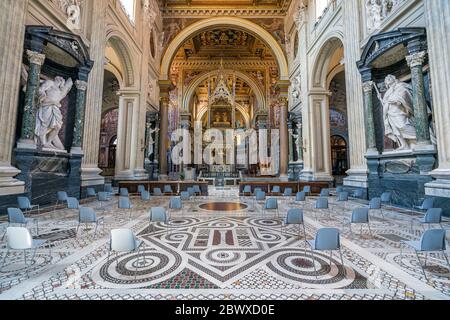 Vue intérieure de la basilique Saint-Jean-Latran (San Giovanni in Laterano) à Rome, Italie. Banque D'Images